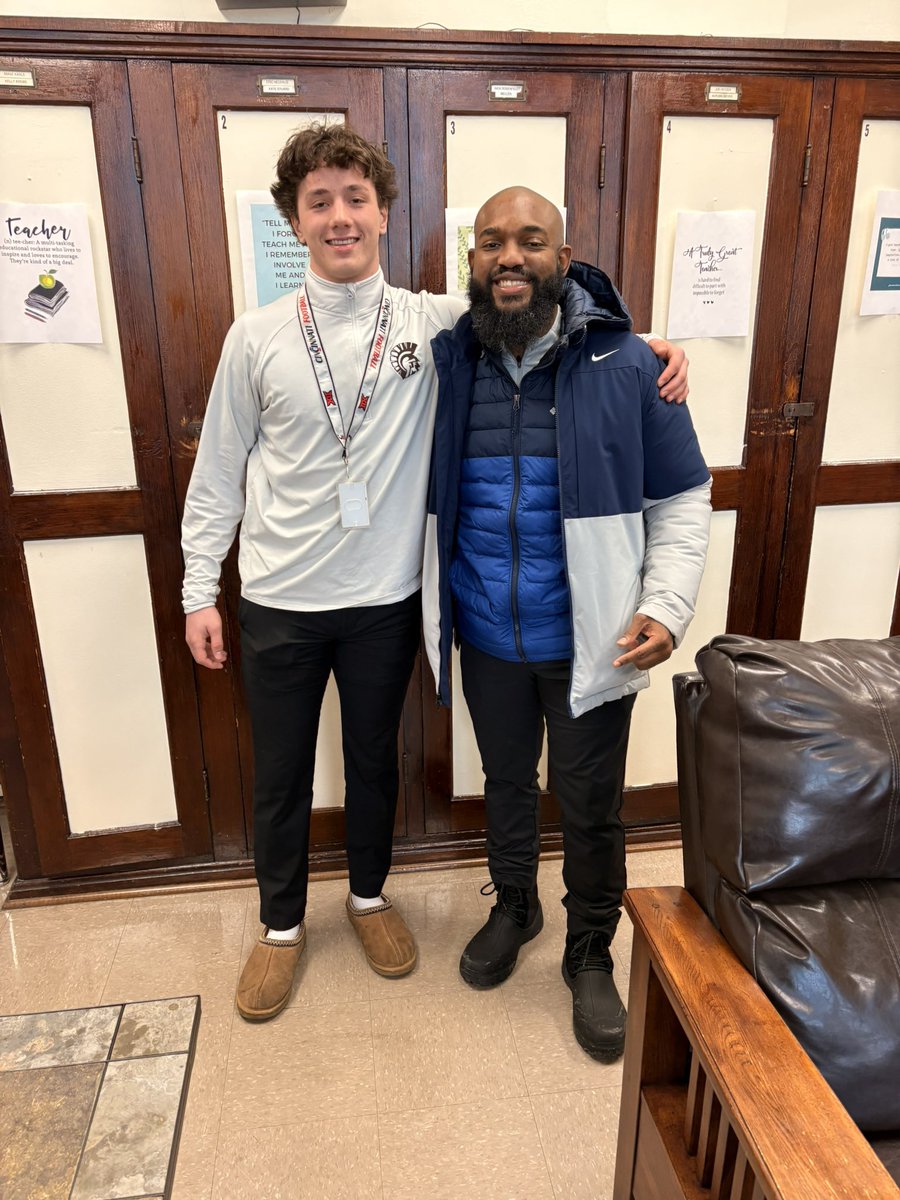 Liamvargo_'s tweet image. Thank you @CoachJones_25 and @ToledoFB for stopping by school to talk with me today!
