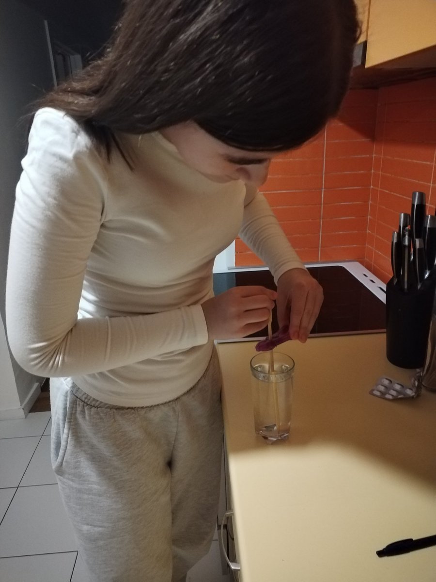 Slikam je da nastavnici hemije dokaže da je radila projekat ali joj nije uspeo