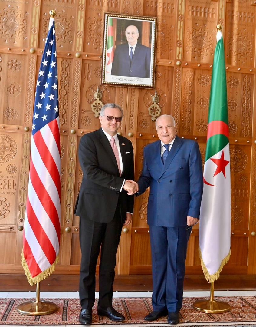 LePointMA_'s tweet image. 🚨 Washington | Le Polisario a proposé un « État sahraoui » dans la zone tampon pour 10 ans, reconnu par l’ONU et le Maroc, avant un référendum menant à une confédération.
👉 Objectif : court-circuiter le plan marocain.
🇺🇸 Réponse US, sans ambiguïté : l’autonomie marocaine, ou…