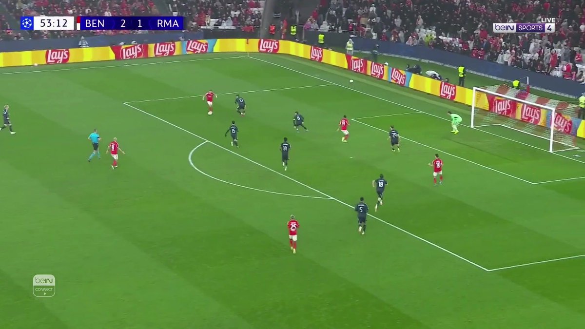 بنفيكا يسجل الهدف الثالث في شباك ريال مدريد بطريقة رائعة. بنفيكا 3. ريال مدريد 2 #دوري_أبطال_أوروبا 