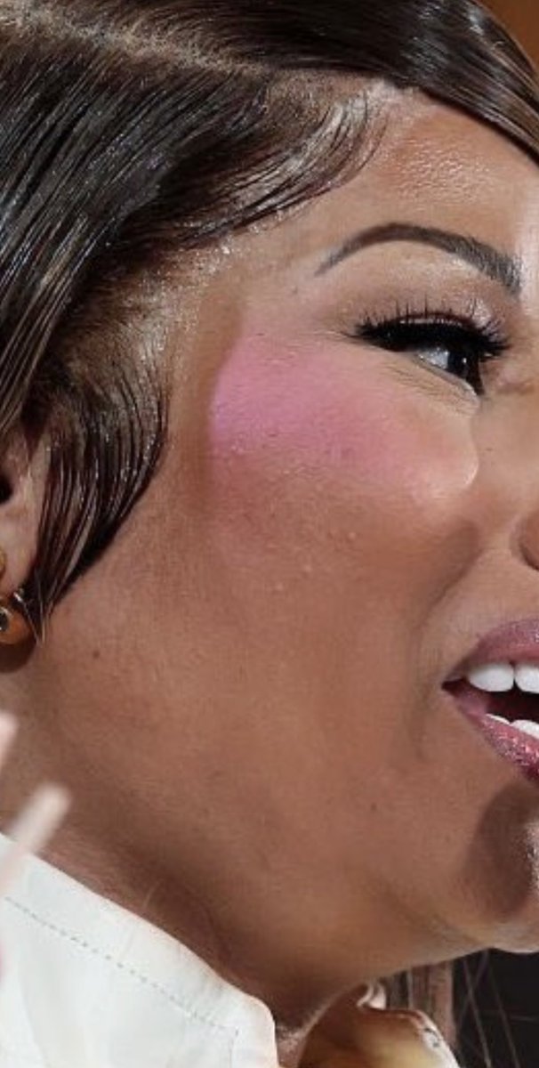 bobussyy's tweet image. The glue and press on nails because she’s lost her gay glam team 😭 #nickiminaj