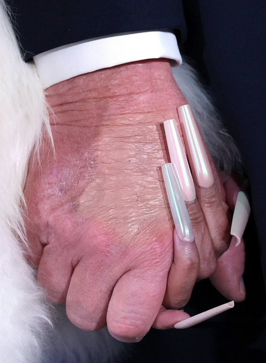 bobussyy's tweet image. The glue and press on nails because she’s lost her gay glam team 😭 #nickiminaj