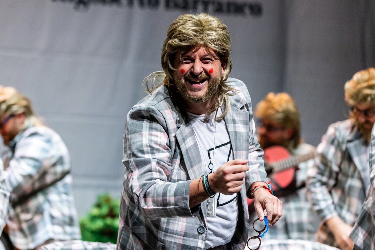 🎭 La murga ‘Los psico-zi’ <a href="/LosZarbori/">CallejeraLoszarbori</a> culmina su repertorio con el popurrí:

“Si estás en una espiral negativa, y sientes que ya nada vale,
Escúchame,
agárrate a los carnavales”

📲 youtube.com/live/6trHKtpSP…

#COACMLG #CarnavalMLG