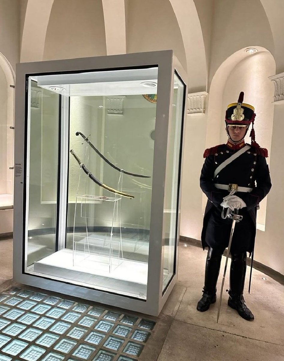 El año pasado Milei intentó disfrazarse de granadero y utilizar el sable corvo de San Martín pero el Museo Histórico Nacional se lo negó. Ahora, entonces, por decreto, le saca el sable al museo y se lo pasa a Granaderos, así podrá seguramente gozar del sable que tanto desea…