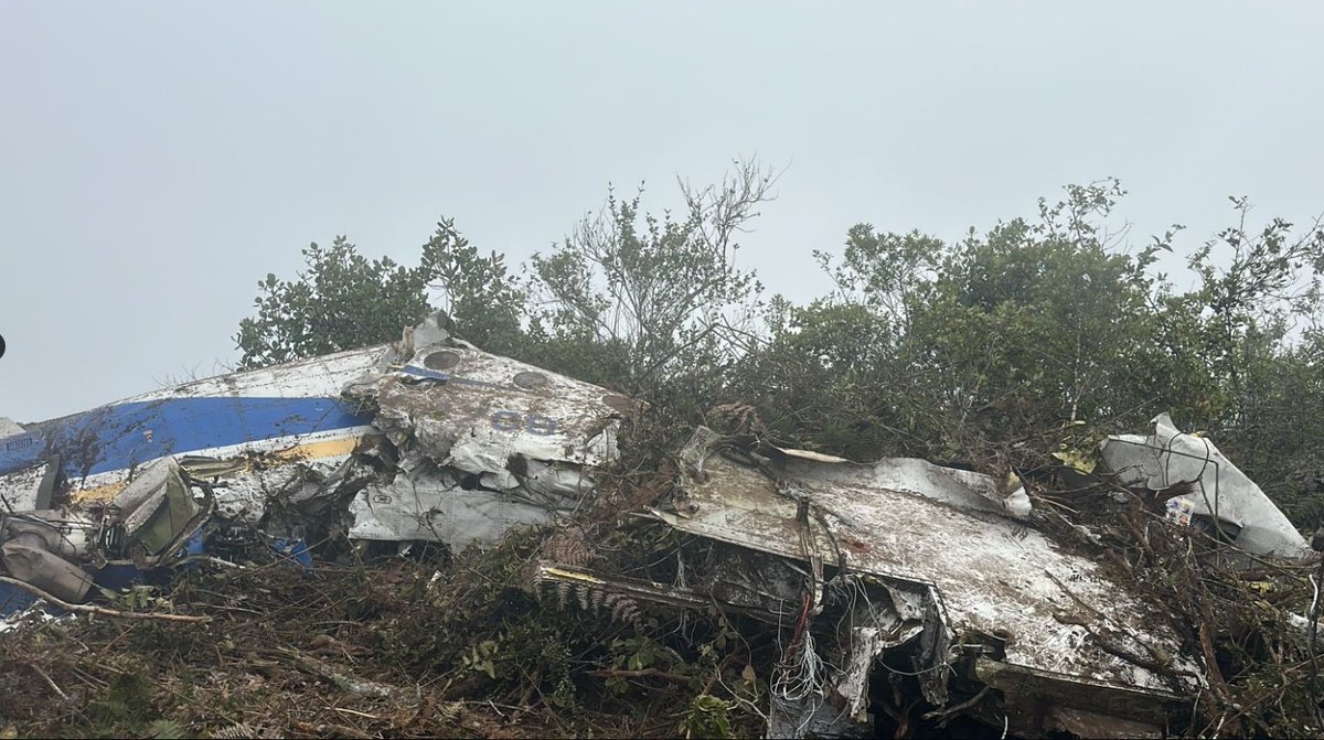 Frankzm's tweet photo. #URGENTE 

Campesinos de Curasica y la zona rural de La Playa de Belén reportan con imágenes el hallazgo de algunas partes del avión de #Satena que desapareció mientras volaba de Cúcuta a Ocaña con 15 personas a bordo.

✈️ La aeronave perdió contacto con el radar antes de aterrizar y las autoridades han desplegado un operativo masivo de búsqueda y rescate en la zona montañosa del Catatumbo, junto con la Aerocivil y la Fuerza Aeroespacial Colombiana.

🙏 Familias y comunidades esperan noticias oficiales mientras los equipos verifican los hallazgos.

Noticia en desarrollo. 🙏🙏🙏