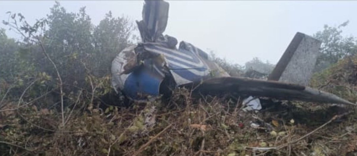 Frankzm's tweet photo. #URGENTE 

Campesinos de Curasica y la zona rural de La Playa de Belén reportan con imágenes el hallazgo de algunas partes del avión de #Satena que desapareció mientras volaba de Cúcuta a Ocaña con 15 personas a bordo.

✈️ La aeronave perdió contacto con el radar antes de aterrizar y las autoridades han desplegado un operativo masivo de búsqueda y rescate en la zona montañosa del Catatumbo, junto con la Aerocivil y la Fuerza Aeroespacial Colombiana.

🙏 Familias y comunidades esperan noticias oficiales mientras los equipos verifican los hallazgos.

Noticia en desarrollo. 🙏🙏🙏