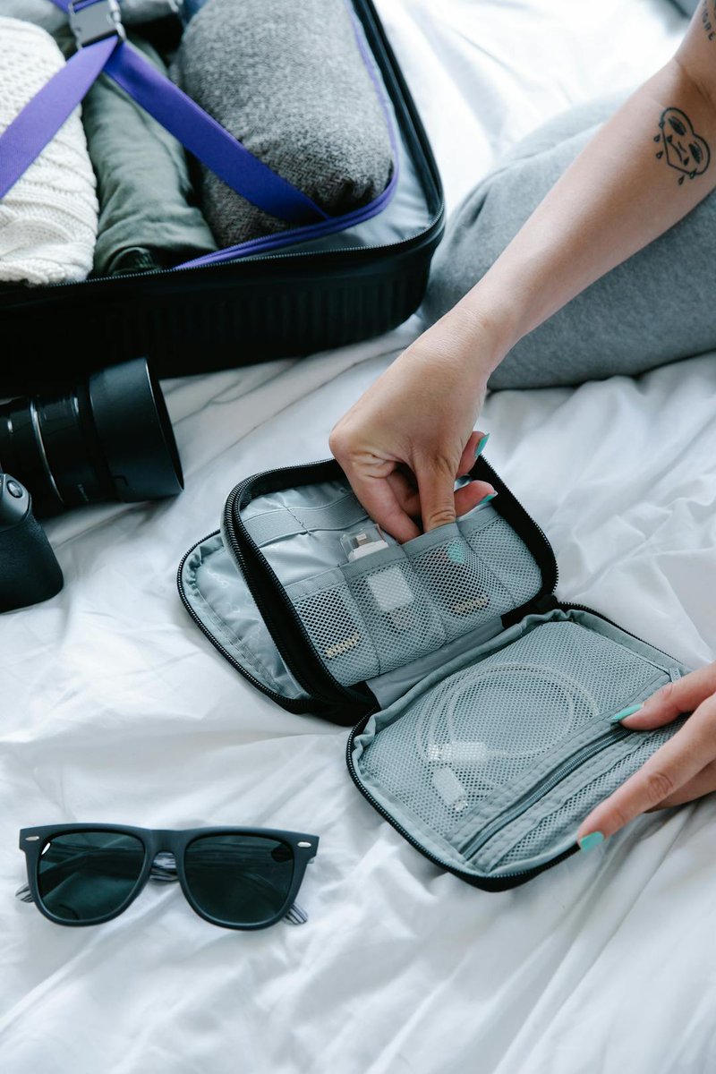 ess_onthego's tweet image. 🎒 Never underestimate a well-packed carry-on! Include chargers, snacks, a change of clothes &amp;amp; essential documents. What’s your carry-on MVP? 👉 essentialsonthego.com #TravelSmart #CarryOnEssentials