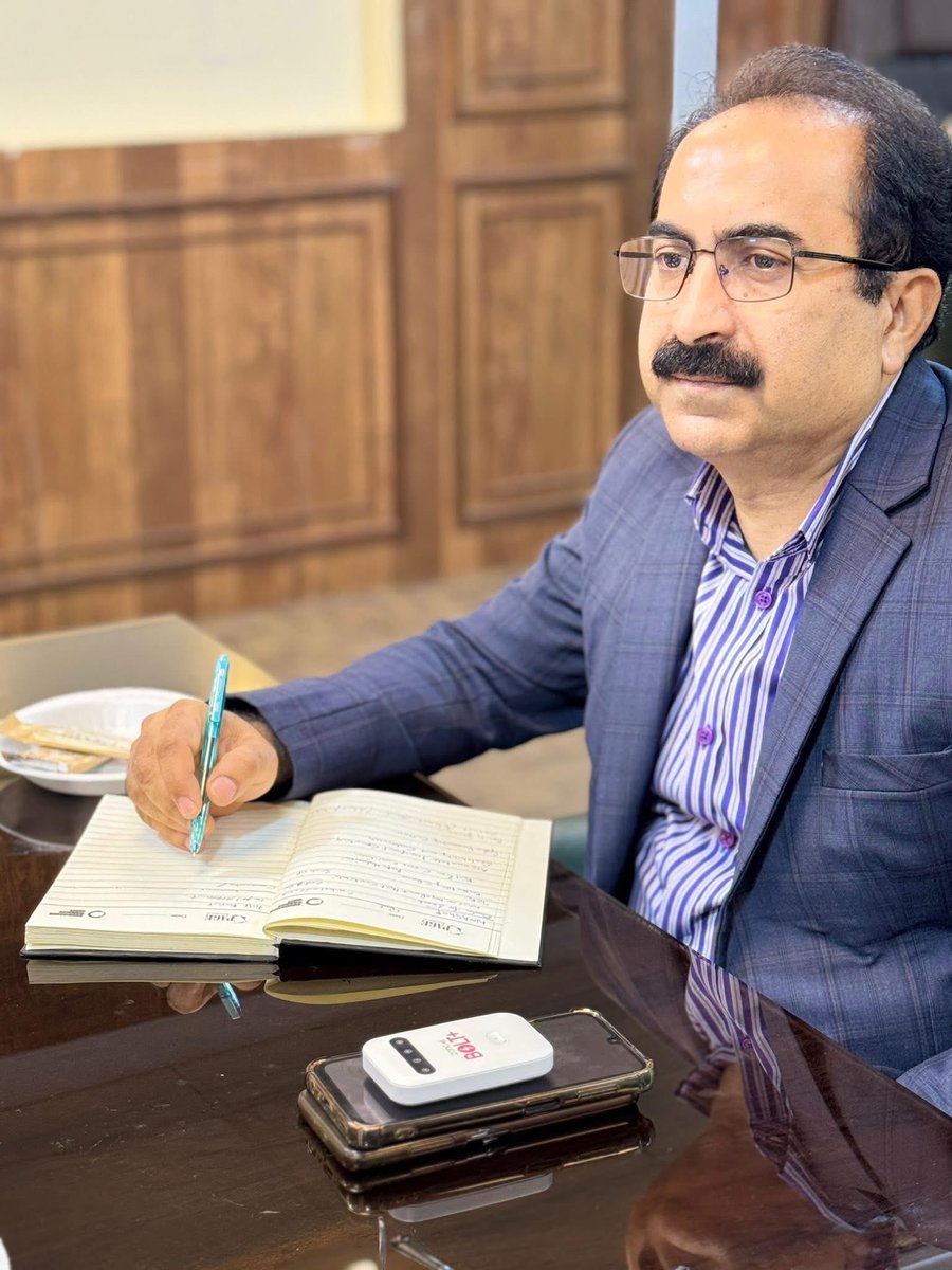 HamzaKhalidPK's tweet photo. سندھ میں تعلیم سے محروم بچوں کا مستقبل داؤ پر؛ ڈائریکٹر نان فارمل ایجوکیشن سے اصلاحات کا مطالبہ

ٹرینرز کی تربیت کے ناقص معیار پر توجہ دی جائے کہ موجودہ ٹریننگ سیشنز محض 'سلائیڈز' تک محدود ہیں جو کہ غیر تسلی بخش ہیں۔

تربیتی سیشنز کو پیشہ ورانہ ماہرین کی زیرِ نگرانی کیا جائے https://t.co/5nCkWYC0Sv
