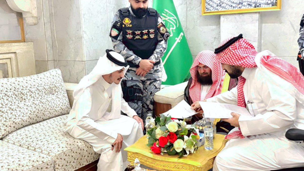 تشرفت في #مكة_المكرمة
بلقاء والدي معالي الشيخ #عبدالرحمن_السديس
إمام وخطيب #المسجد_الحرام حفظه الله،
وإهداءه كتابي #تذكرة_العبور الذي قدم له
والدي معالي الشيخ #صالح_بن_حميد
وكتابي الصادر حديثًا #الفرص_الذهبية الذي قدم له
وراجعه والدي معالي الشيخ #عبدالله_المنيع.