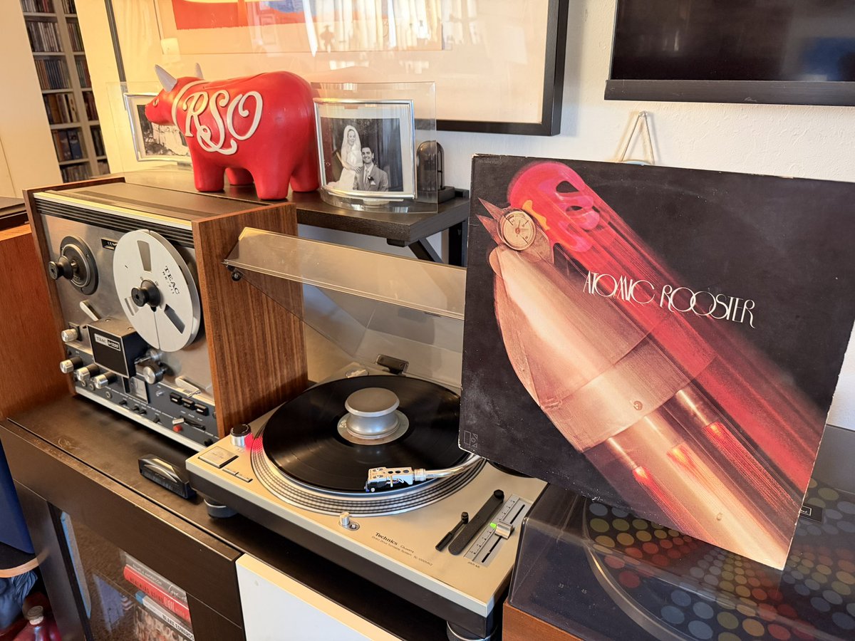 MrSaratoga's tweet image. First up, the 2nd album by Atomic Rooster, and first to receive a US release.

Vincent Crane, John Du Cann, John Hammond

Atomic Rooster
“Death Walks Behind You”
Electra EKS-74094
Pitman pressing
1971

#atomicrooster #nowplaying #vinylcollection