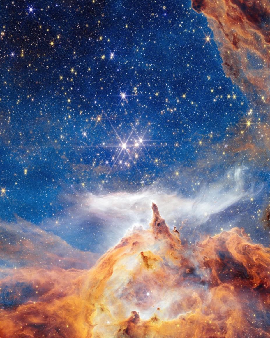 Esta imagen muestra estrellas recién nacidas formándose en la región de formación estelar Pismis 24, captadas entre nubes de gas y polvo ✨. Un recordatorio de que incluso en los lugares más complejos, siempre hay espacio para crecer y comenzar de nuevo.

A veces, basta con mirar