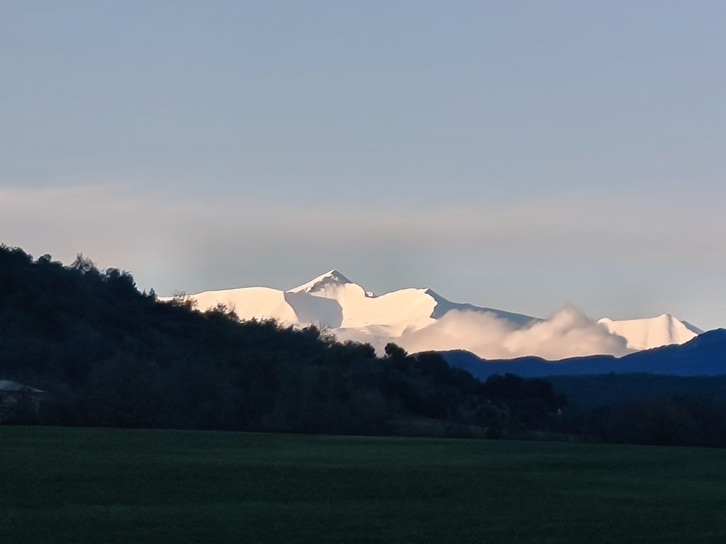 JoseVillalbah's tweet photo. Vistas del paseo de esta tarde. #Turbón #Cotiella y #Posets https://t.co/iFWoBu66Pj
