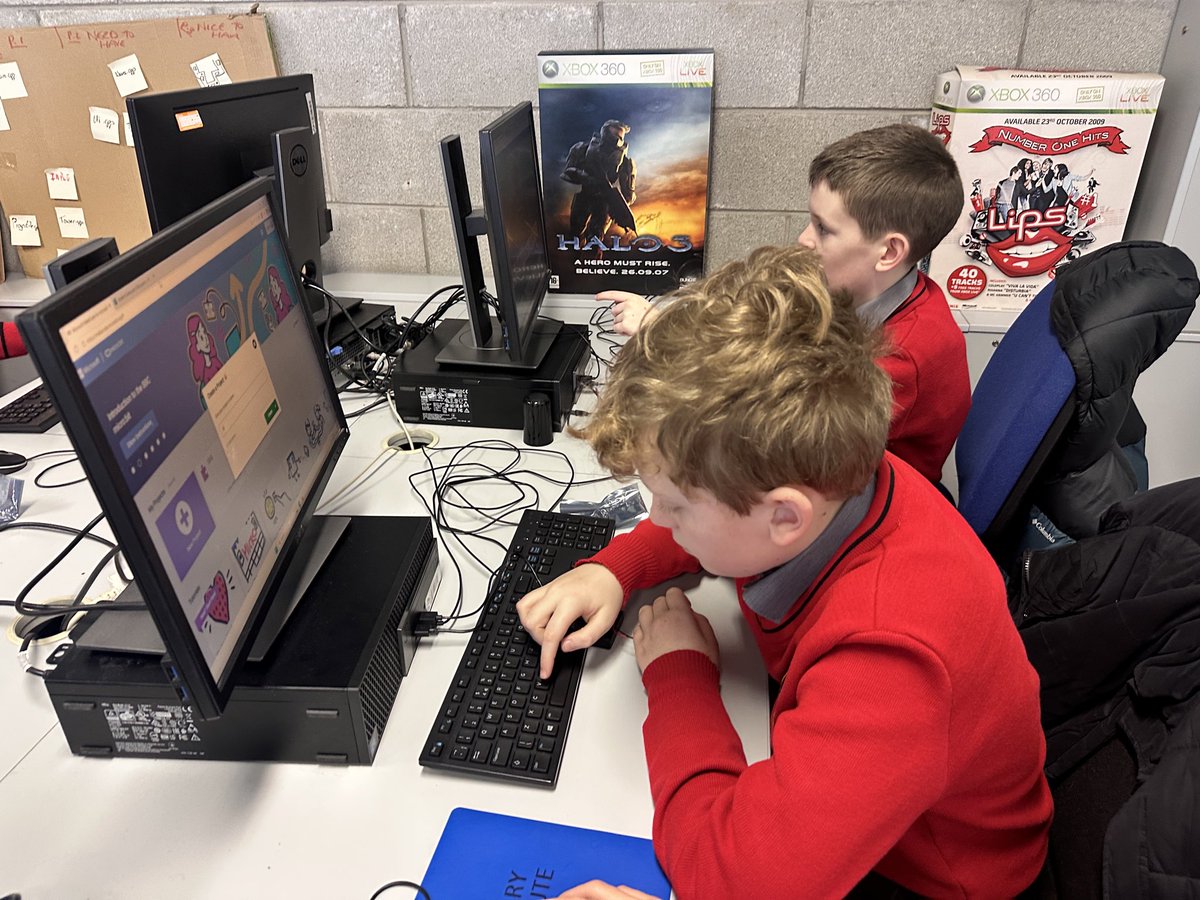 ScoilAilbhe's tweet photo. Many thanks to Pam and Natasha in @TUS_ie for another super #coding workshop. We learned a lot about #microbits! Looking forward to our next workshop already! 💻👾👨🏼‍💻@OideTechinEd https://t.co/jLJe9flxPq