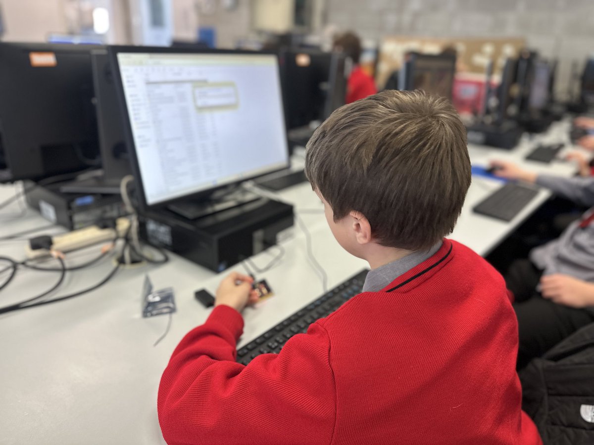 ScoilAilbhe's tweet photo. Many thanks to Pam and Natasha in @TUS_ie for another super #coding workshop. We learned a lot about #microbits! Looking forward to our next workshop already! 💻👾👨🏼‍💻@OideTechinEd https://t.co/jLJe9flxPq