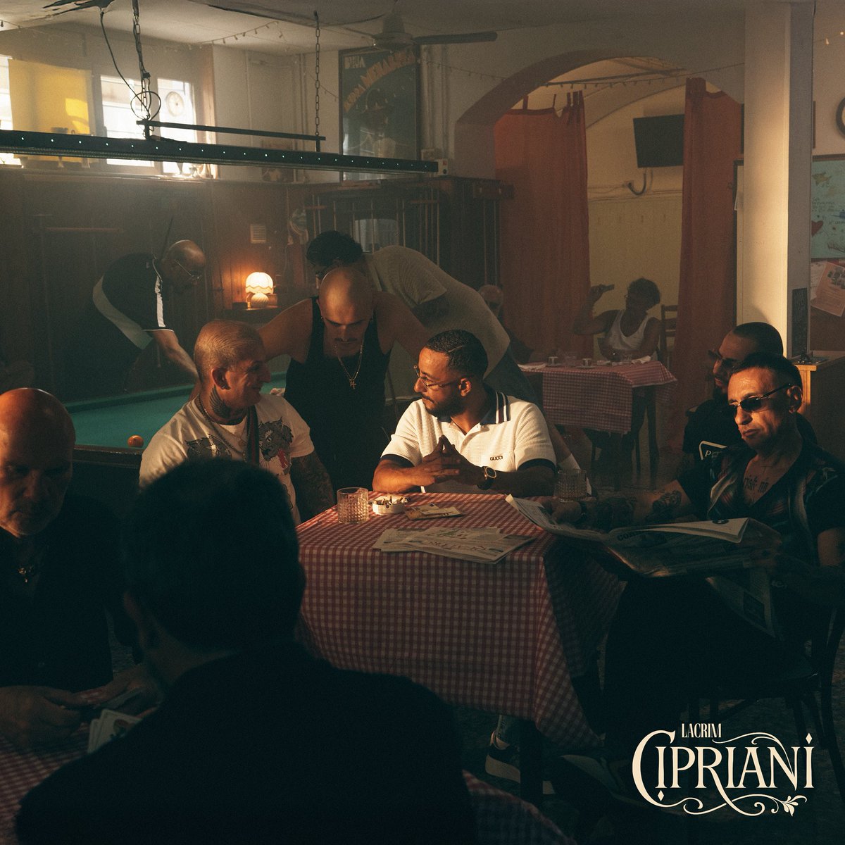 ShadesFrance's tweet photo. 🚨LACRIM dévoile la TRACKLIST de son premier PROJET ITALIEN ! 🇮🇹

"CIPRIANI"

Avec :
▫️Baby Gang 
▫️Simba La Rue
▫️Guè 
▫️Emma
▫️Lazza
▫️Luché
▫️Noyz Narcos
▫️Nicky Savage
▫️Nerissima Serpe &amp; Papa V

📆 6 FÉVRIER 

Cover :                                     Tracklist : https://t.co/MUBV0uSAmx
