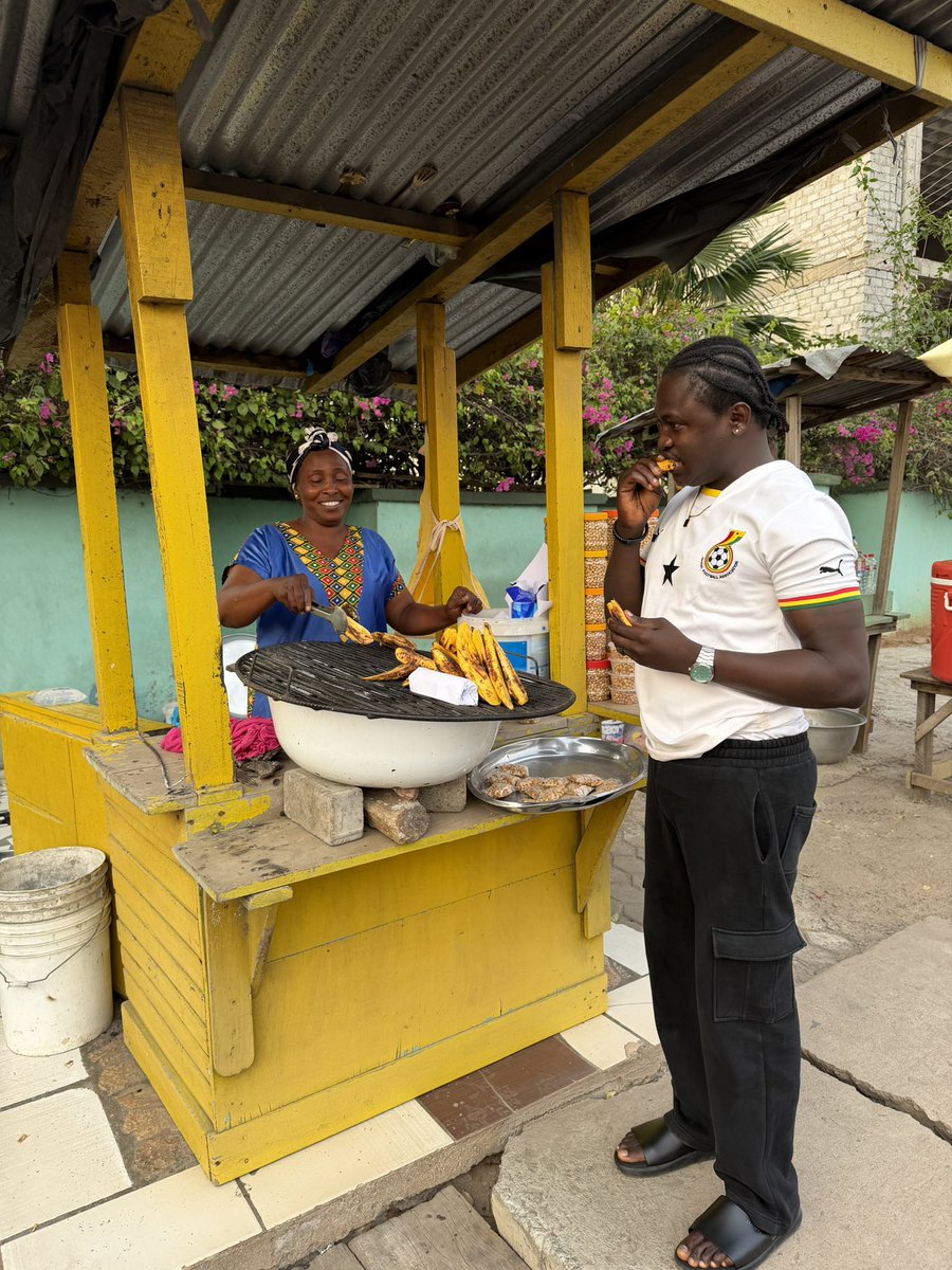 SIKAOFFICIAL1's tweet image. If you love roasted plantain, please buy from my mum anytime you pass through the East Legon Lagos Avenue road, same stretch as KFC. God bless you.❤️
