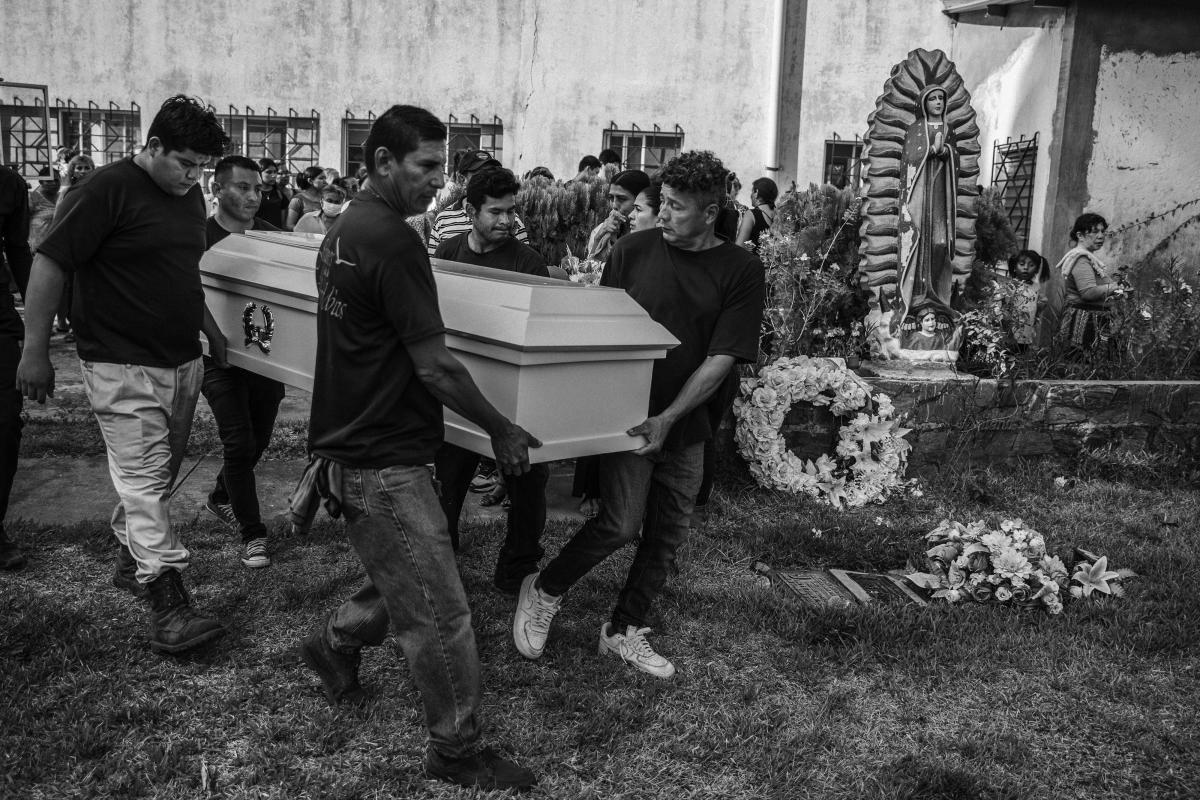 _elfaro_'s tweet photo. 🔴 URGENTE | Desde el inicio del régimen de excepción en El Salvador, en marzo de 2022, hasta diciembre de 2025, la organización @SJHumanitario ha documentado 470 personas fallecidas bajo custodia del Estado salvadoreño, según informe publicado hoy. 🧵⬇️

📸 @barreraescarlos https://t.co/lPZv7jtkK6