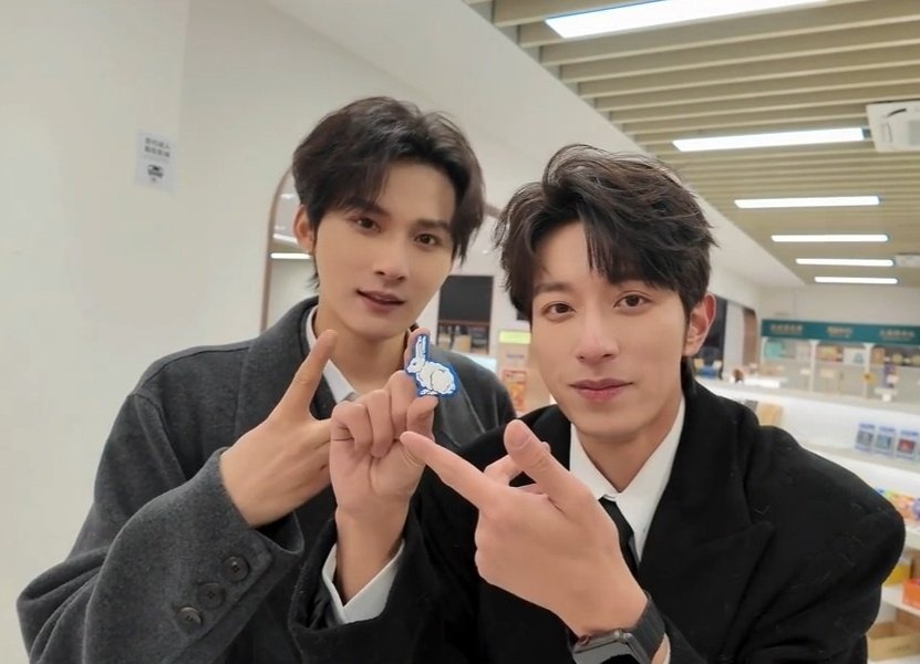 yhxtella's tweet image. He loves collecting rabbits and the rare ones seem to love him back. 🐇