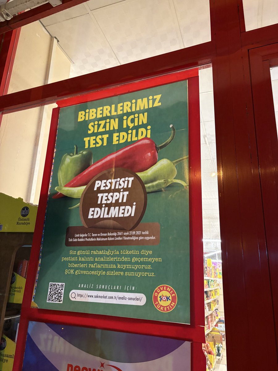 düşünün, durum o kadar vahim ki marketler camlarına “ürünlerimiz zehirsizdir” yazmak durumunda kalıyor.