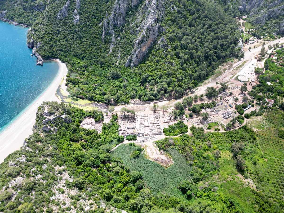 AtlasDergisi's tweet photo. Adını tanrıların dağından alan Olympos, 2 bin 366 metrelik Tahtalı Dağı’nın karşısında, denize açılan yemyeşil bir vadide yer alıyor. MÖ 2’nci yüzyıldan itibaren politik, ticari ve dini açıdan önemli bir merkez olan, binlerce yıl boyunca tanrıların, korsanların, azizlerin iz bıraktığı Olympos, tarihi yapıların nadir görülen bir bütünlükle korunmasıyla da önem taşıyor. 🏛️

Olympos’un daha eski geçmişine dair ilk arkeolojik ipuçları ise bölge halkının üzerindeki kabartmaları görüp yakıştırdığı ismi ile Topal Gâvur Mezarı ve Çıngırık Tepe’den ele geçen Mithrapata ve Aruwãtijesi Definesi’dir. 

Olympos hakkında daha fazlası, Doç. Dr. Gökçen Kurtuluş Öztaşkın (Olympos Kazı Başkanı) ve Doç. Dr. Muradiye Bursalı tarafından kaleme alınan Arkeo Atlas Antalya sayısında. 👀

📸 Olympos Kazı Arşivi