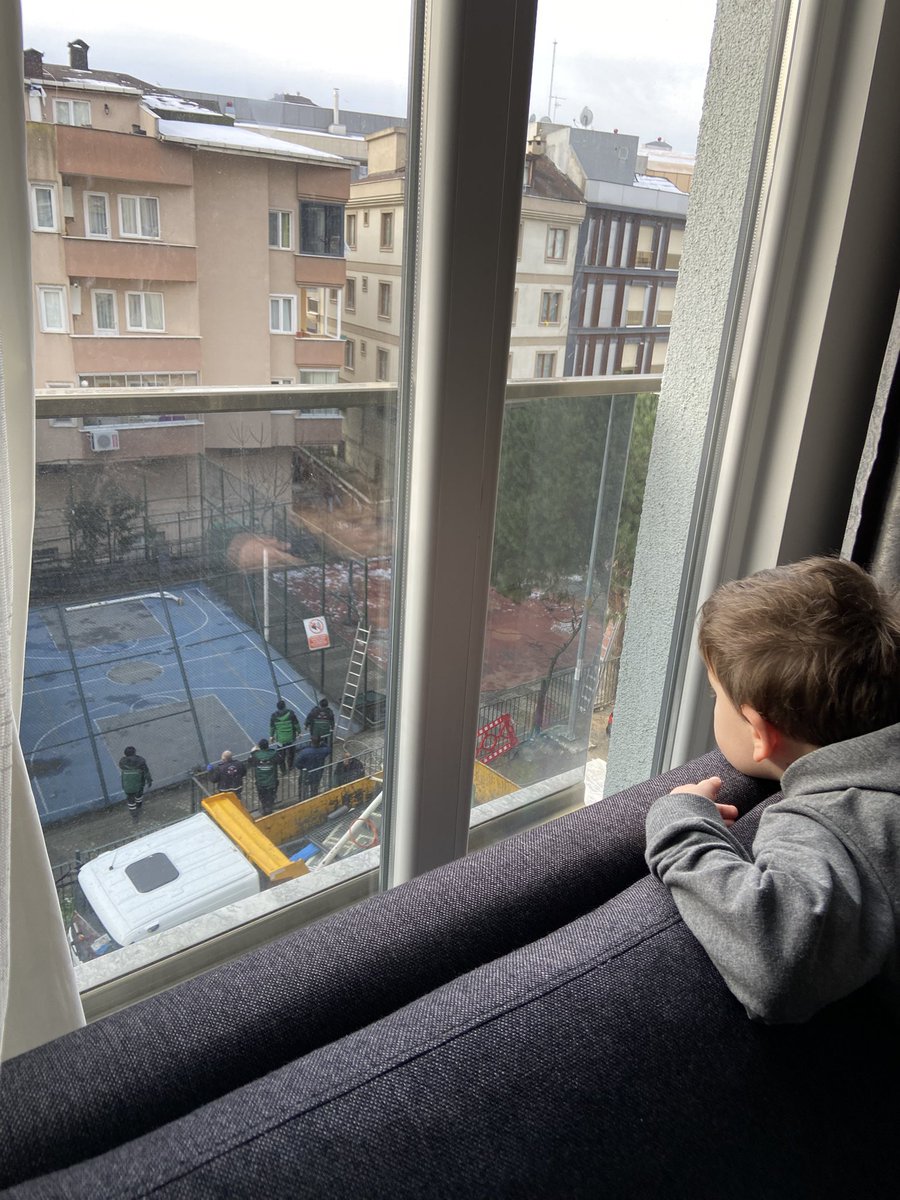 Mahallemizin tek parkı ve toplanma alanı yamanevler parkı <a href="/umraniyebeltr/">Ümraniye Belediyesi</a> tarafından yıkıldı. Çözüm merkezine başvurduğumuzda sadece kapatıldı diye bir dönüş. Teşekkürler <a href="/umraniyebeltr/">Ümraniye Belediyesi</a> !!!