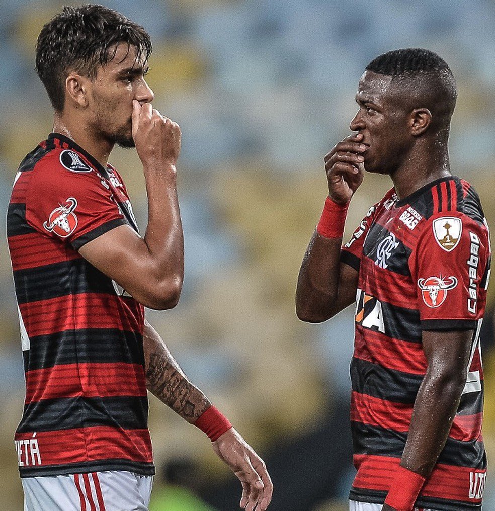 wgrsilvacrf's tweet photo. “Chegou a hora irmão, é o Real.”

“Tô ligado. É Fod@!
Sentiremos sua falta.
Mas vc merece demais.
Baila, Vini!”

“Valeu, irmão!
Em breve é você.
Faz teu nome.”

“Eu vou.
Mas assim q der, volto.”

“JAÉ!
E ganharemos tudo aqui”

“Fechô, irmão!
Quem voltar primeiro arrasta o outro.” https://t.co/T7k0hyHgCi