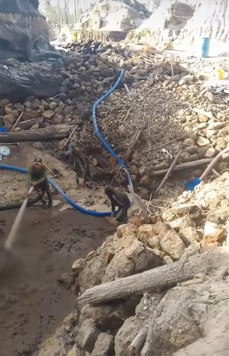 #Atencion #Venezuela 

Continúa la devastación extractivista aurífera ilegal en tierra firme cerca de las riberas del río Icabarú gracias a un suministro constante de combustible que pasa sin problemas las diversas alcabalas militares #GranSabana 

📸 Icabarú, Puerto Nuevo