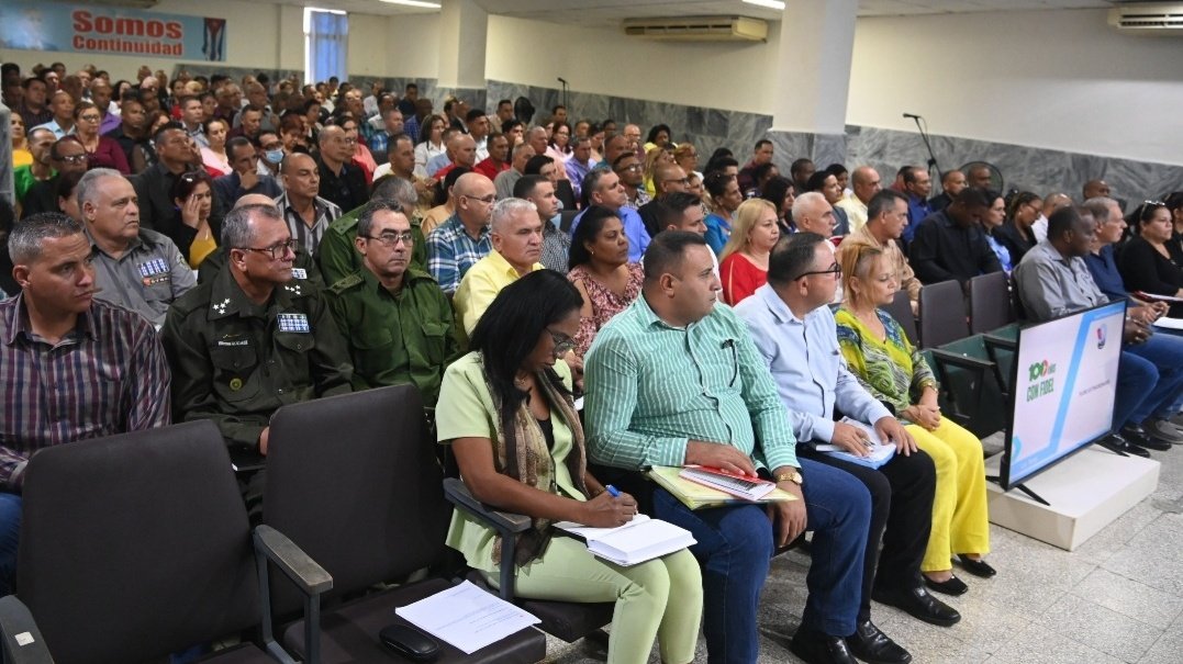 Desde Las Tunas, junto a <a href="/DiazCanelB/">Miguel Díaz-Canel Bermúdez</a> en el Pleno Extraordinario del Comité Provincial del PCC, centramos el debate en el papel y la ejemplaridad de la militancia. Unidad y firmeza para enfrentar los desafíos.
#UnidosXCuba