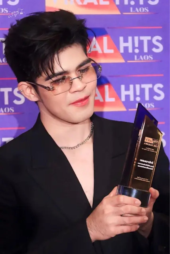 ขอแสดงความยินดีกับลูกชายไรอัลด้วยค่ะ🏆🎉 กับรางวัล Best Thai Traditional/Folk Artist Of The Year ( สาขาศิลปินเพื่อชีวิต ลูกทุ่ง และลูกทุ่งหมอลำยอดเยี่ยมแห่งปี)
จากงาน The Viral Hits Award 2025🎉🎉🎉🎉🎉
#ไรอัลกาจบัณฑิต