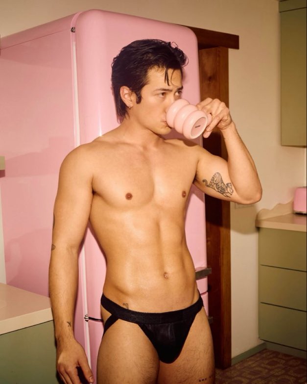 sosaneitsinsane's tweet image. ITS TIME TO OBJECTIFY A MAN!!