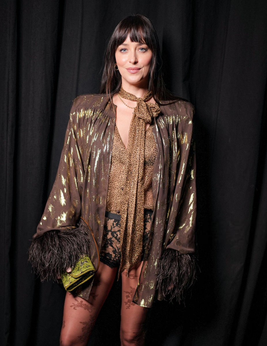 📸 28.01 | Dakota Johnson en el desfile de Specula Mundi, la nueva colección Primavera/Verano 2026 de Valentino, durante la Semana de la Alta Costura de París, en Francia.

Más fotos: dakotajohnsonargentina.sosugary.com/galeria/thumbn…