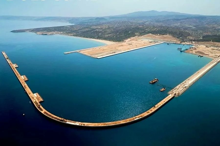 LePointMA_'s tweet image. 👑 Nador West Med : réunion stratégique au Palais Royal 🇲🇦

Le Roi Mohammed VI a présidé, ce 28 janvier 2026 à Casablanca, une réunion de travail dédiée au nouveau complexe portuaire et industriel de Nador West Med.

📌 Objectif : accélérer le développement d’un pôle logistique…