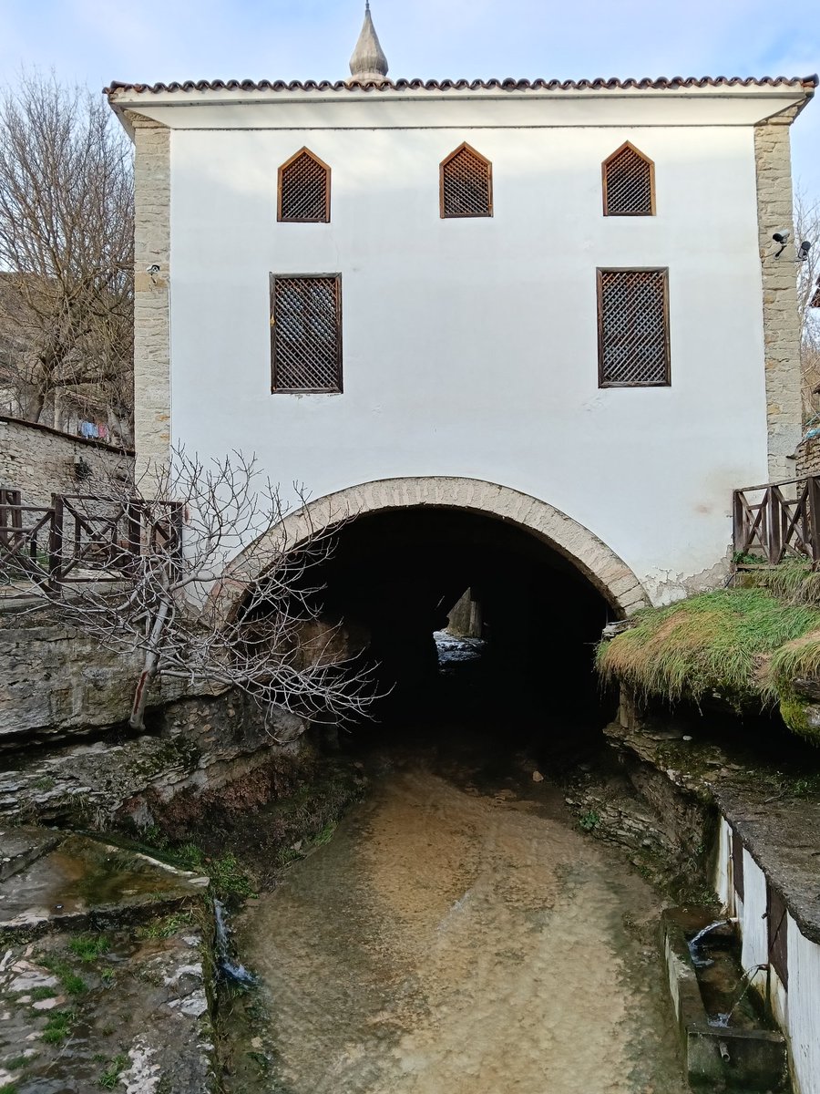 Dere üstü camisi;
Safranbolu Lütfiye Camii.
