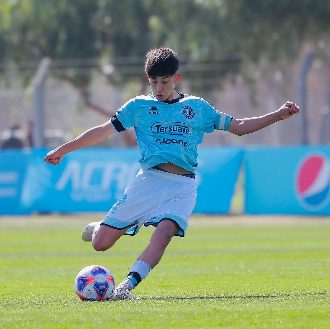 ¿QUIEN ES Y COMO JUEGA LA JOYA DE BELGRANO?

En este hilo voy a analizar tácticamente y contar la historia de Ramiro Tulian, además de que voy a nombrar algunas de sus cualidades y una comparación con Baroni.

Ahora sí empecemos 👇