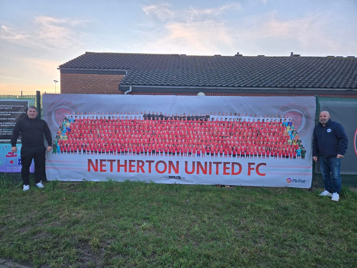 NethertonUtdFC's tweet photo. A fantastic club moment! 🔴⚫️

Big thanks to @picday_ltd  for presenting our Chairman with our brand new Netherton United club banner. 
Thanks again to Tony and the whole team at PicDay for yet another great event 
#NethertonUnited #PicDay https://t.co/KwbiLDwqSo
