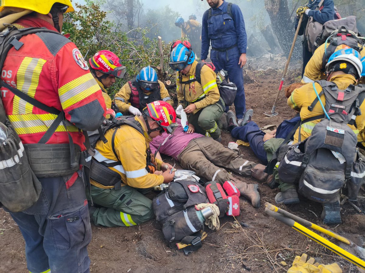 gobdecordoba's tweet photo. 🚒 Bomberos cordobeses rescataron a dos personas en medio del combate del fuego en #Chubut. 

➡️ En el marco de las tareas de contención de los incendios forestales que afectan a la Patagonia argentina, brigadistas cordobeses protagonizaron el rescate y evacuación de dos personas heridas en una zona comprometida por el avance del fuego.

📍 Ocurrió en las últimas horas en la localidad de Cholila, en cercanías del Parque Nacional Los Alerces, donde 26 bomberos voluntarios de #Córdoba trabajan sobre uno de los focos más complejos y agresivos de la región.

🧑‍🚒 Durante las tareas operativas, dos hombres adultos fueron alcanzados por árboles derrumbados, lo que les provocó golpes y laceraciones, uno de ellos con lesiones en la cabeza. En el lugar, los brigadistas realizaron primeros auxilios y coordinaron su traslado a un centro de salud local.

🏥 Ambos heridos fueron asistidos en el hospital de Cholila y se encuentran en buen estado de salud, según se informó oficialmente, gracias a la rápida intervención del personal que trabaja en la zona.

#Incendios #Patagonia #ETAC #Bomberos