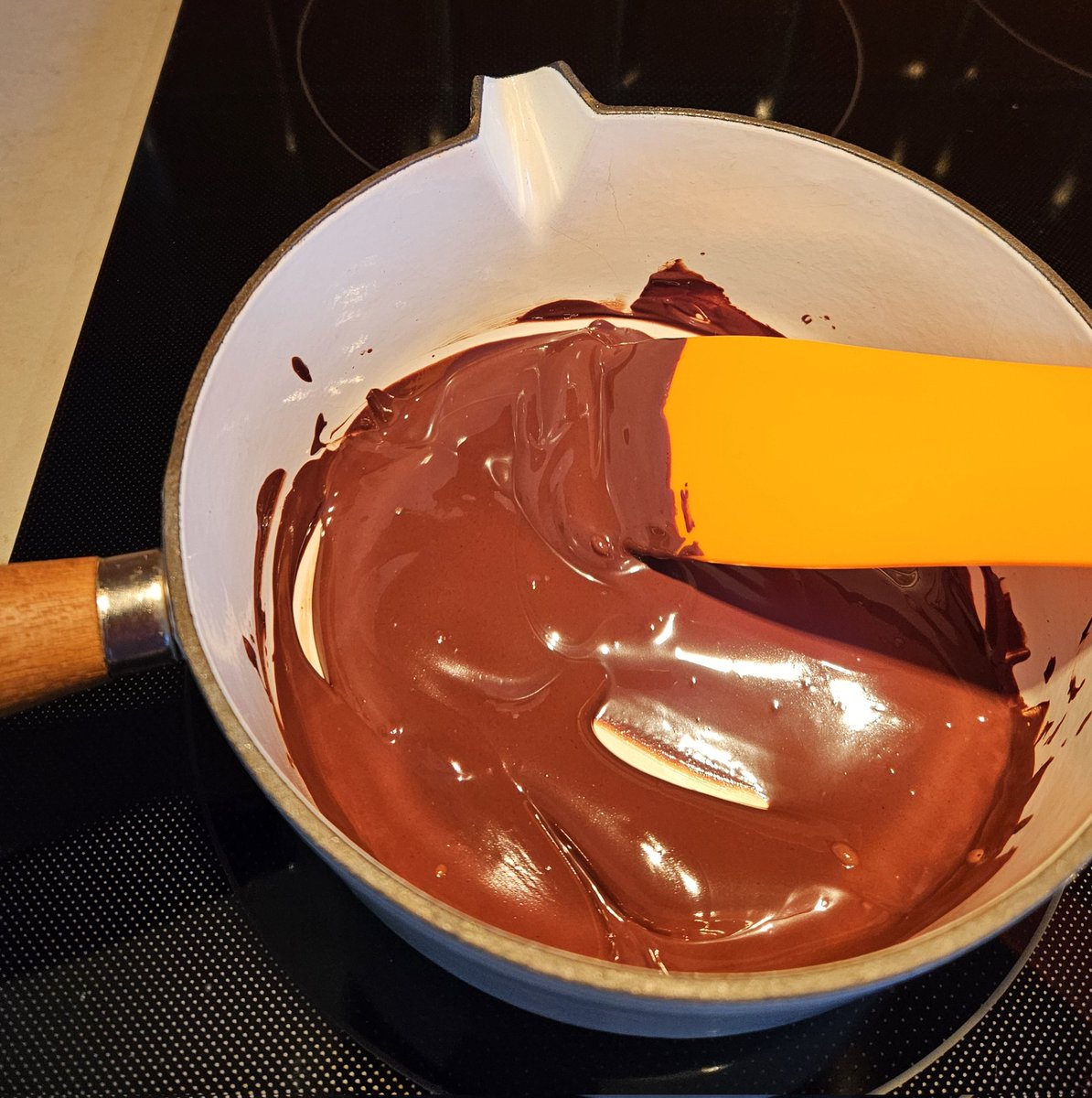 SandraWoodsMtl's tweet image. Today's #earlymorning project = Making chocolate frosting for the #chocolate #cupcakes I baked last night 🍫 
All for an elder family member's 95th birthday - and for the nurses &amp;amp; #hospital team looking after him this week 🧁