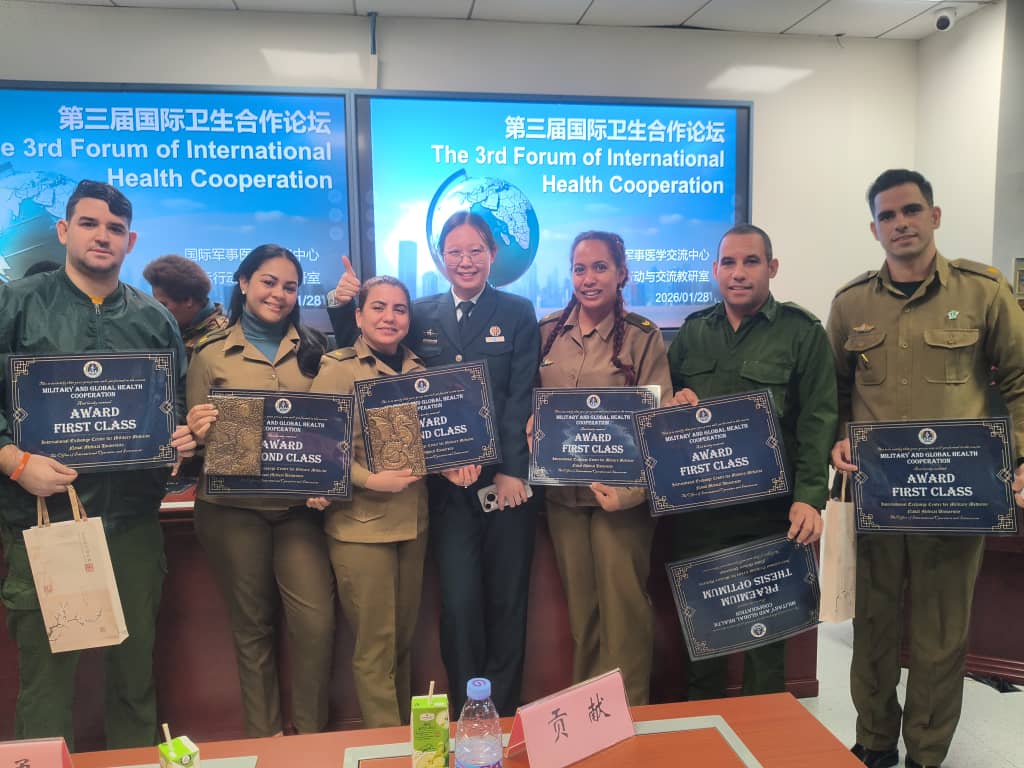 La bandera de la estrella solitaria brilla hoy en China. 🇨🇺✨

Hay momentos en que las palabras se quedan cortas para expresar el orgullo de ser cubano. Ver a los Servicios Médicos de las FAR alzarse con el primer lugar en Tercer Fórum de Cooperación  Médica Internacional.
#Cuba