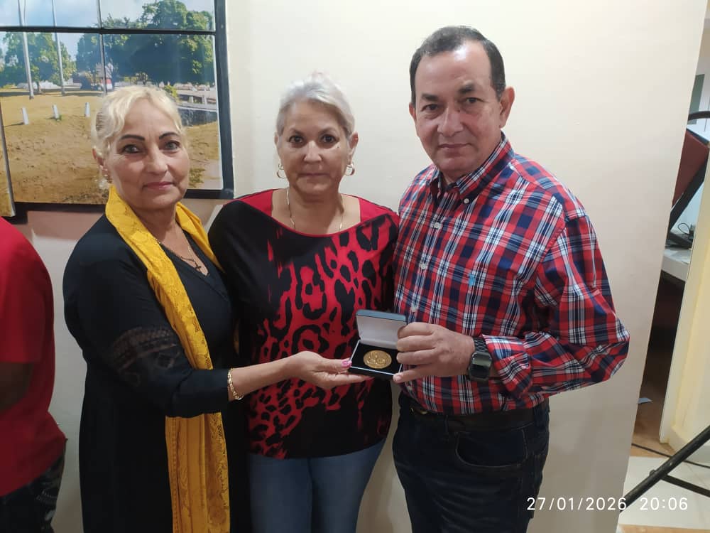 La CTC en #CiegodeÁvila  reconoció a  varios trabajadores y colectivos laborales destacados de la provincia, con la Distinción "Hazaña Laboral"  por sus aportes al desarrollo económico y social del territorio.
#CubaVencera #IndustriasCuba
#CepilVaPorMas