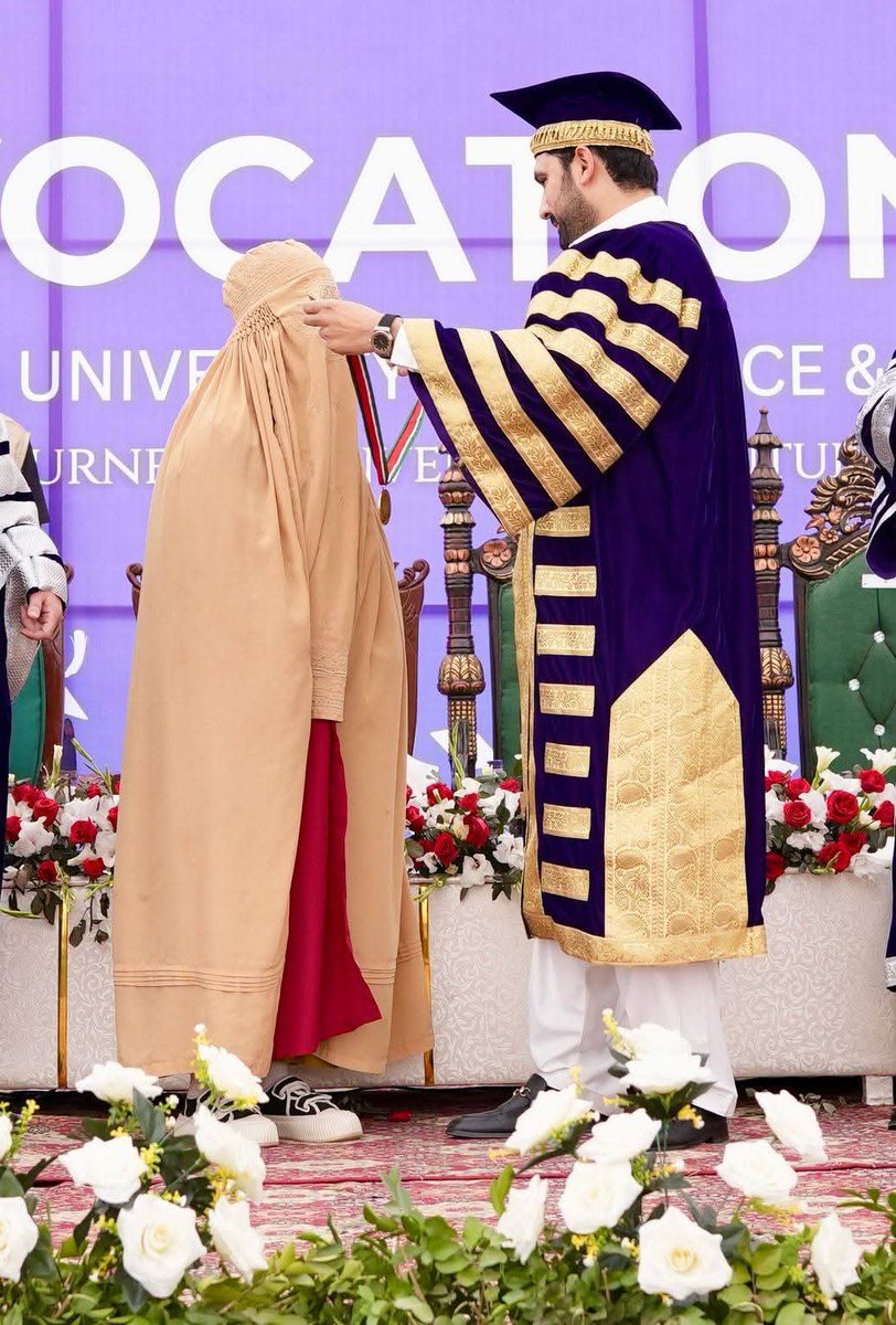 آج کی سب سے خوبصورت تصویر۔۔۔ پسند آئے تو ریٹوئیٹ کیجئے۔۔۔