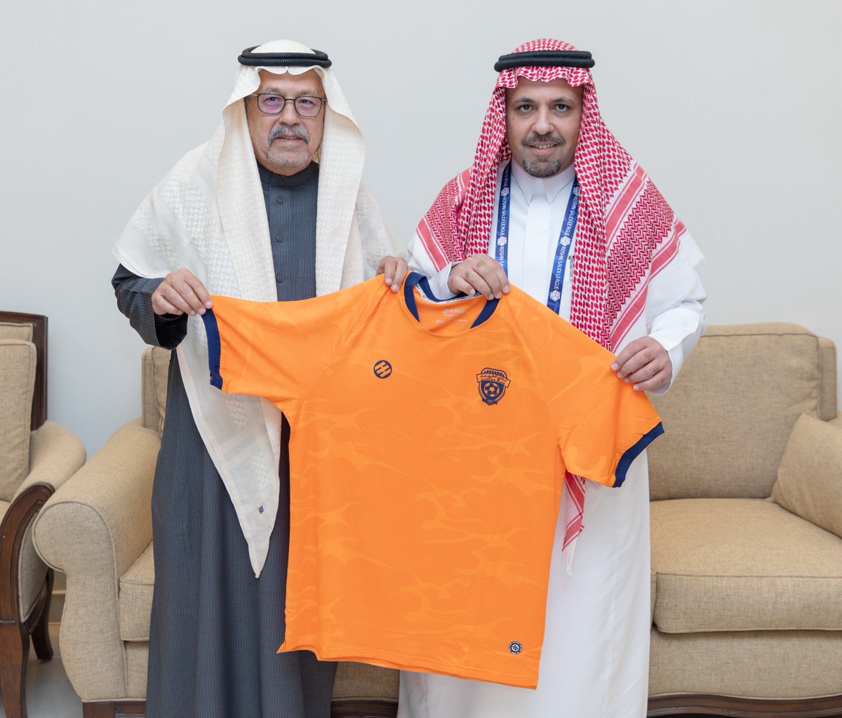📸|🟠
رئيس مجلس إدارة #الفيحاء الدكتور/ توفيق بن صالح المديهيم يقدّم تيشيرت الفريق للمشجع الفيحاوي عبدالله بن حسن العولة 🤩🧡