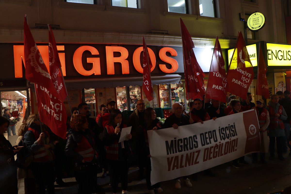 TipBeykoz's tweet photo. İnsanca yaşama talepleriyle greve başlayan Migros depo işçilerine destek için Caferağa/Kadıköy Migros mağazası önünde basın açıklamamızı tamamladık.
Patronların varlıklarına varlık ekledikleri günlerde açlığa sefalete
mahkum değiliz diyen Migros Depo Işçilerinin yanındayız✊ https://t.co/inzonXooKc