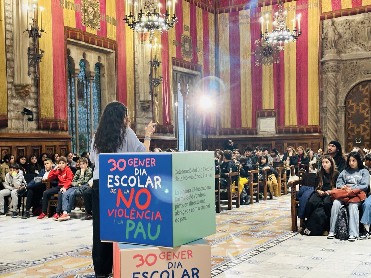 averderapp's tweet image. Hoy jóvenes estudiantes han expresado con fuerza un deseo en el Saló de Cent,  “la no violencia y la paz”!!
Evolución, reflexión, respeto, conciencia, bienestar, confianza, palabras que surgen de un trabajo en equipo con valores y principios!! 👏👏
#NosUneBarcelona @danielsirera
