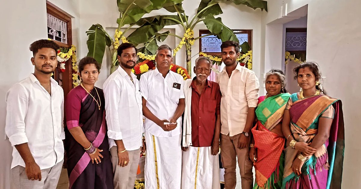 VanithaHmuruges's tweet photo. ఈ రోజు  కుప్పం నియోజకవర్గం లోని పలు నూతన ఇంటి గృహప్రవేశం మరియు పెళ్లి శుభాకర్యం లో పాల్గొన్న ఆంధ్రప్రదేశ్ రాష్ట్ర మాజీ వనియకుల క్షత్రియ కార్పొరేషన్ చైర్మన్ వనిత శీను మరియు ఆంధ్రప్రదేశ్ రాష్ట్ర వైస్సార్సీపీ విభాగ వన్నియకుల క్షత్రియ రాష్ట్ర అధ్యక్షులు H. M. Seenu Murugesh https://t.co/98Ppl3IMNh
