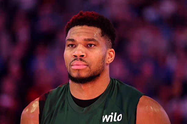 The Warriors are willing to offer a Jonathan Kuminga/Jimmy Butler–headlined package with draft picks for Giannis Antetokounmpo, per <a href="/SIChrisMannix/">Chris Mannix</a> 

(Via <a href="/SInow/">Sports Illustrated</a> )