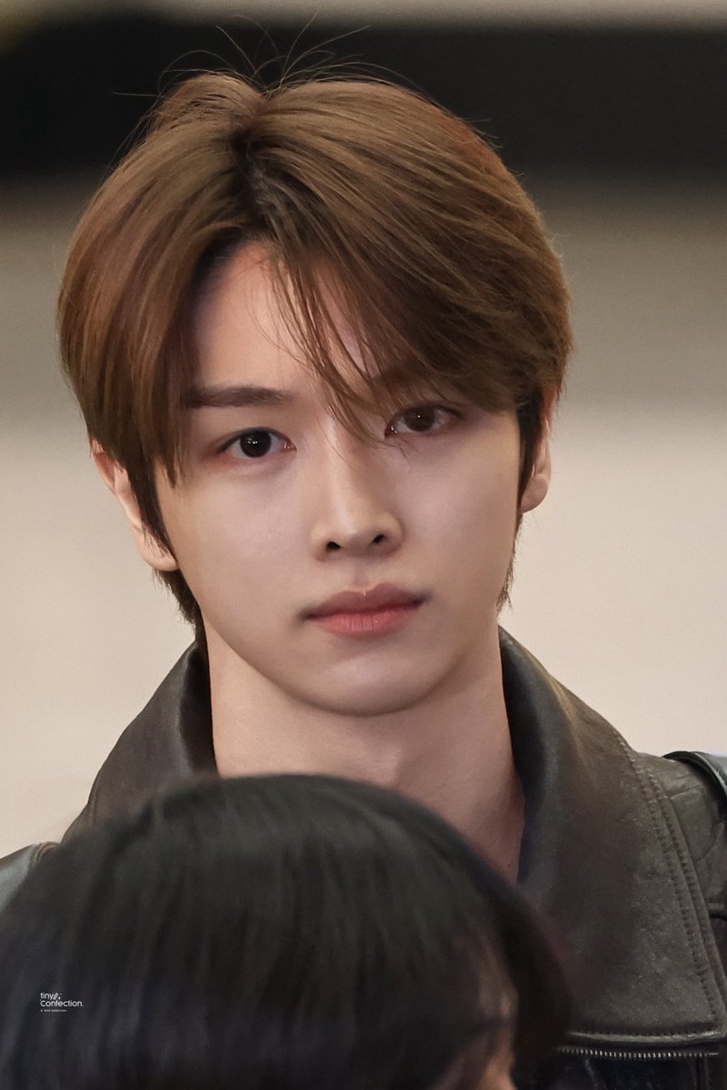 Sungchan’s aging like fine wine🩶 even the subtle lines from his pre-(riize)debut days have faded. His face has softened, his vibe so much gentler than before. It hits me...
I hope the kindness and warmth in his heart have grown just as much as his visuals 🥹