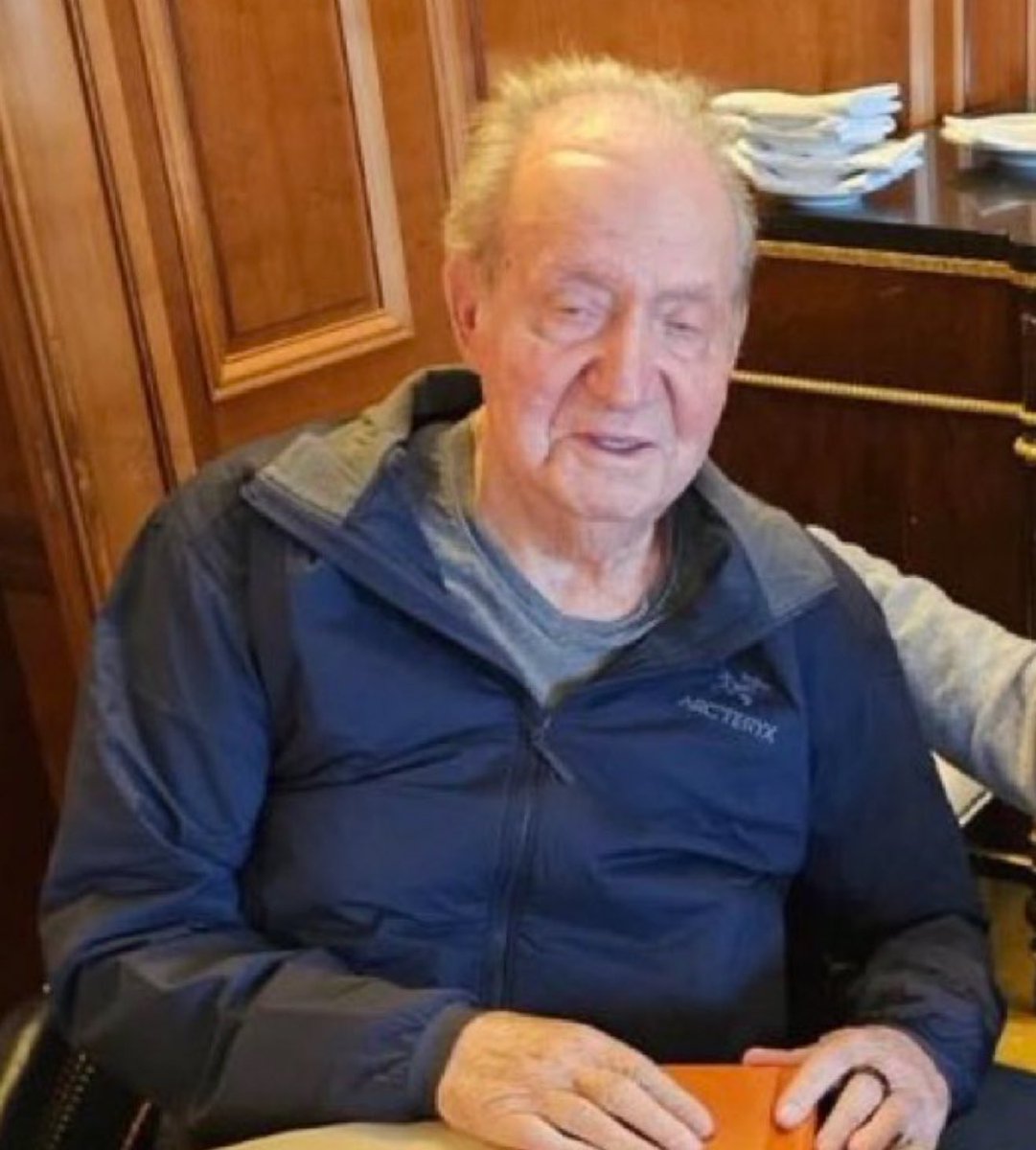 CapitanBitcoin's tweet image. 🚨 Este es Juan Carlos I, el Rey Emérito de España, ahora exiliado en Emiratos por el acoso mediático y chantajes del gobierno socialista a Felipe VI (también sometido a los dictados del Ejecutivo).

–¿Apoyarías que pudiera volver a pasar sus últimos días a España?