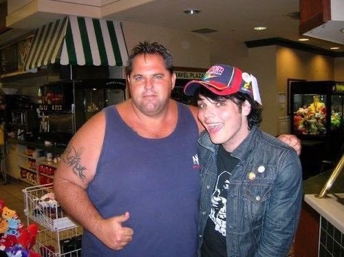 ur1adyofsorrows's tweet photo. gerard’s default pose 😣 https://t.co/SoUE5QiNGf