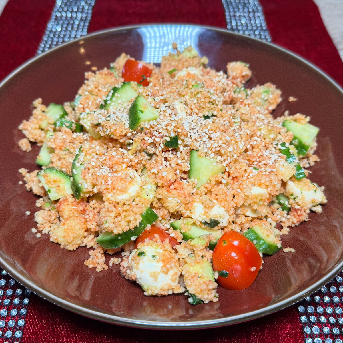 Leckerer Couscous-Salat mit Mozzarella, Tomaten, Gurke und Avocado 😋🧀🍅🥒🥑. Rezept-Video: youtu.be/xY0ajoccai8?si… #couscoussalat #kochen
