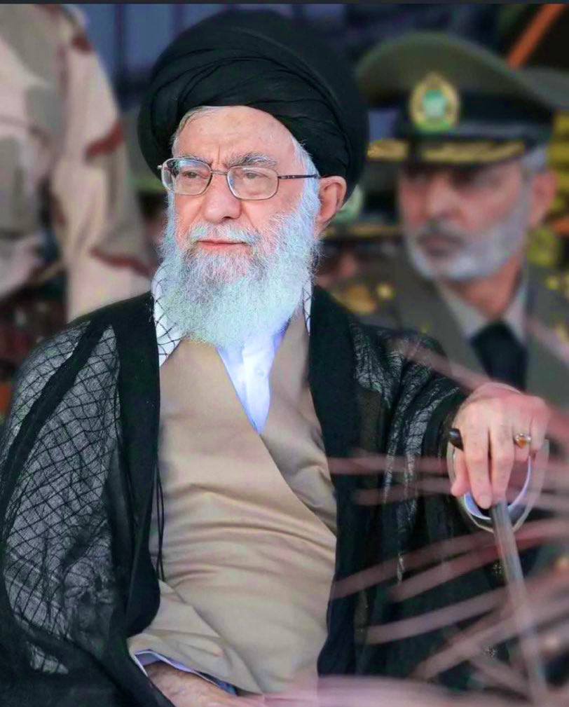 asedmahdiii's tweet photo. نه اهل تسلیم شدن است
نه اهل گریختن و نه اهل واگذاری 
سید علی در حساس ترین لحظه تاریخ رهبر ایران است https://t.co/J1t15DaBxb